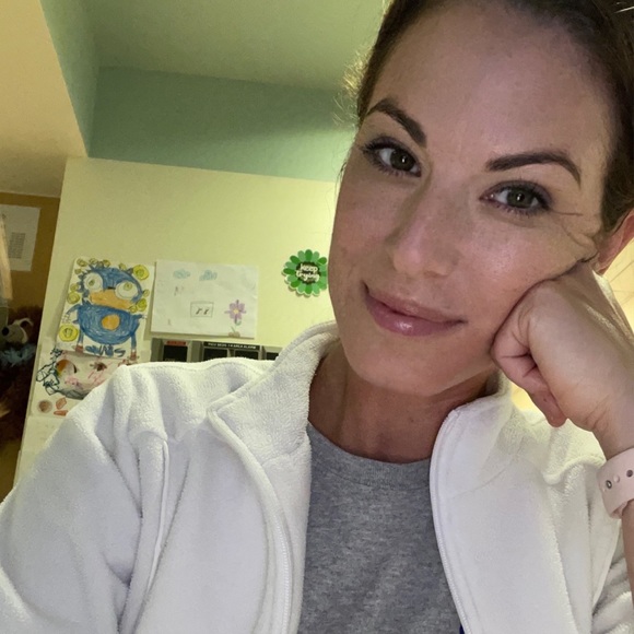 Meet your Posher, Lauren - Picture 3 of 6